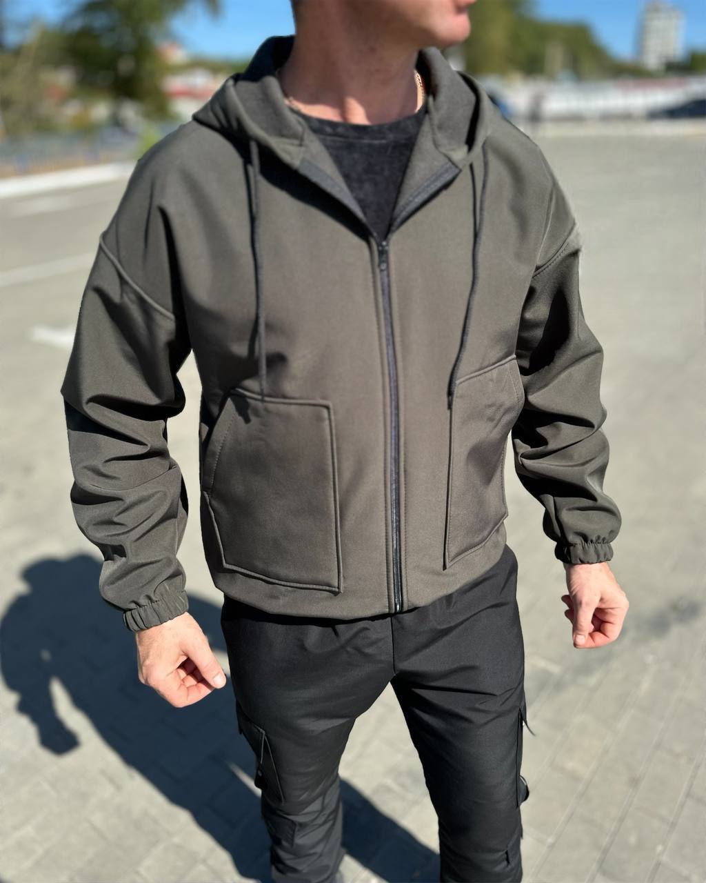 cholovicha-kurtka-z-kapyushonom-koloru-khaki-90242-saf-747-khaki-1 Чоловіча куртка з капюшоном кольору Хакі