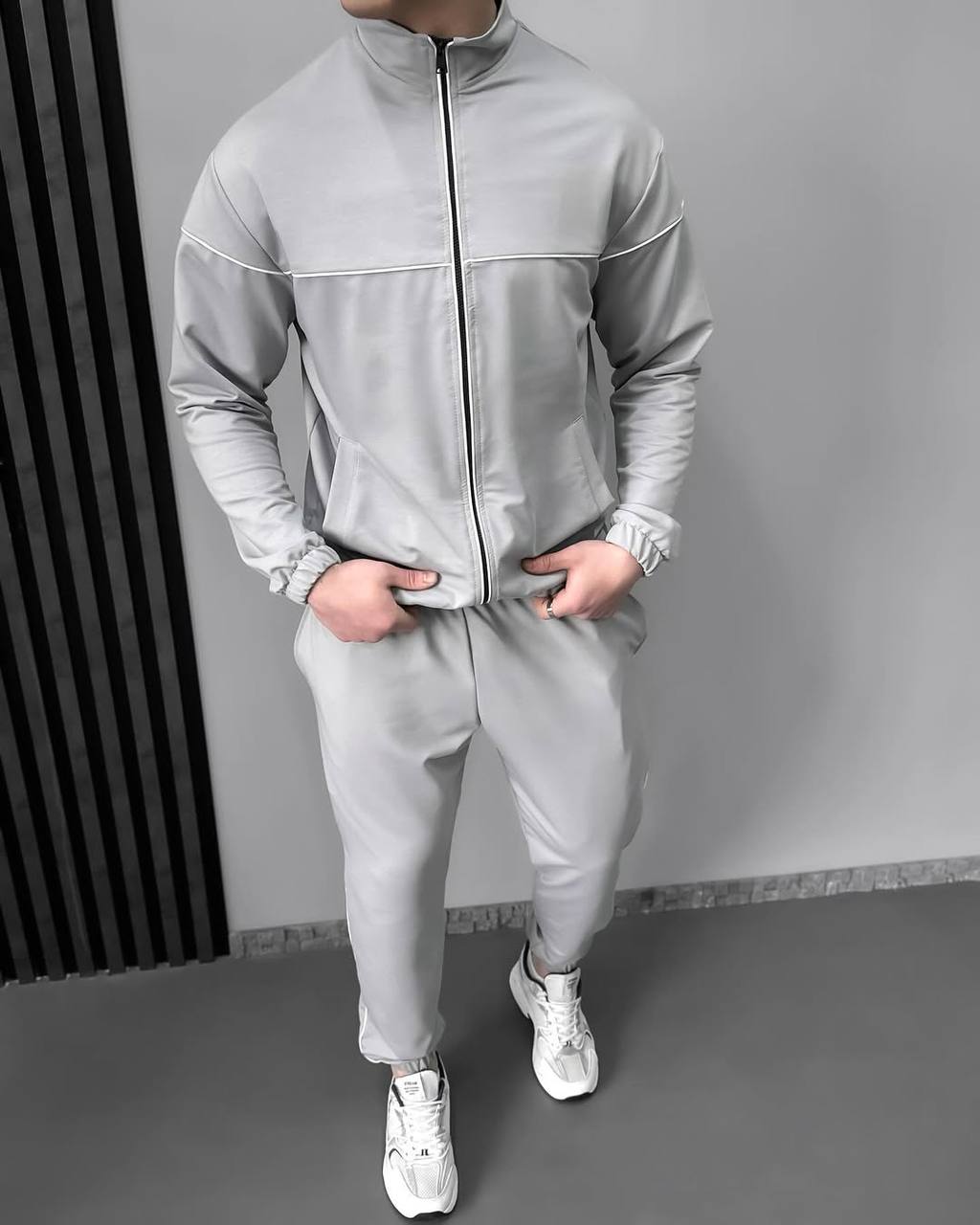 cholovichyj-sportyvnyj-kostyum-z-lampasamy-sirogo-koloru-90431-svn-774-1367-gray-1 Чоловічий спортивний костюм з лампасами сірого кольору