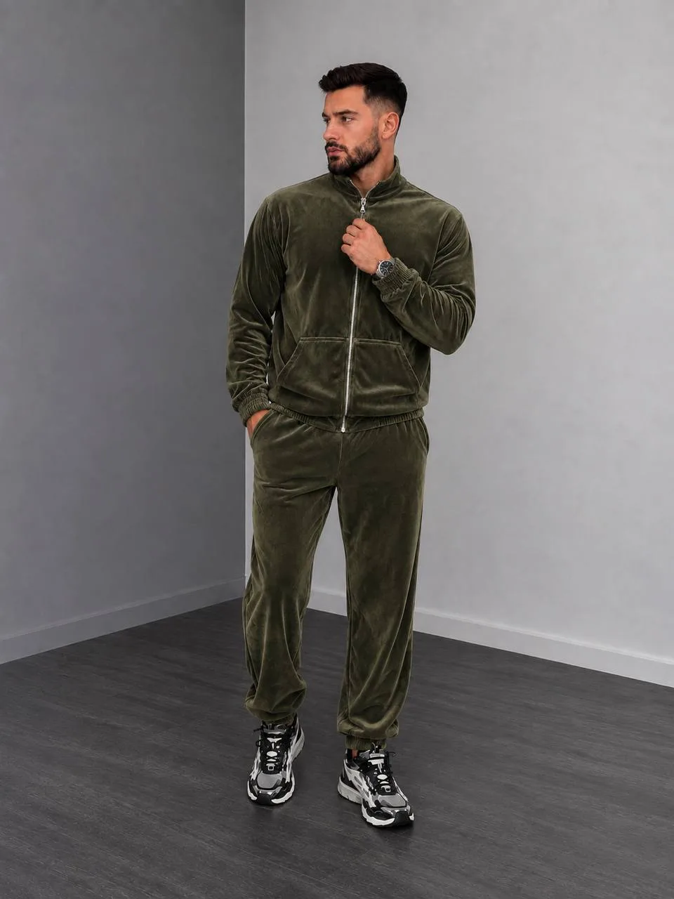 cholovichyj-velyurovyj-kostyum-na-blyskavtsi-koloru-khaki-90116-svn-774-1389-khaki-1 Чоловічий велюровий костюм на блискавці кольору хакі