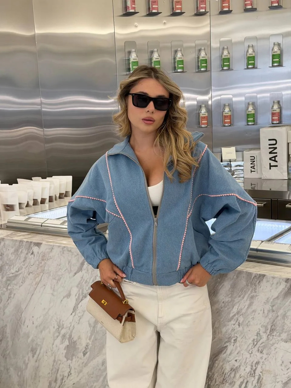 zhinocha-dzhynsova-kurtka-z-rozhevym-ozdoblennyam-dzhynsovogo-koloru-90523-gb-053-denim-1 Жіноча джинсова куртка з рожевим оздобленням джинсового кольору