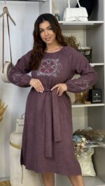 Жіноча сукня міді з оздобленням камінцями фіолетового кольору