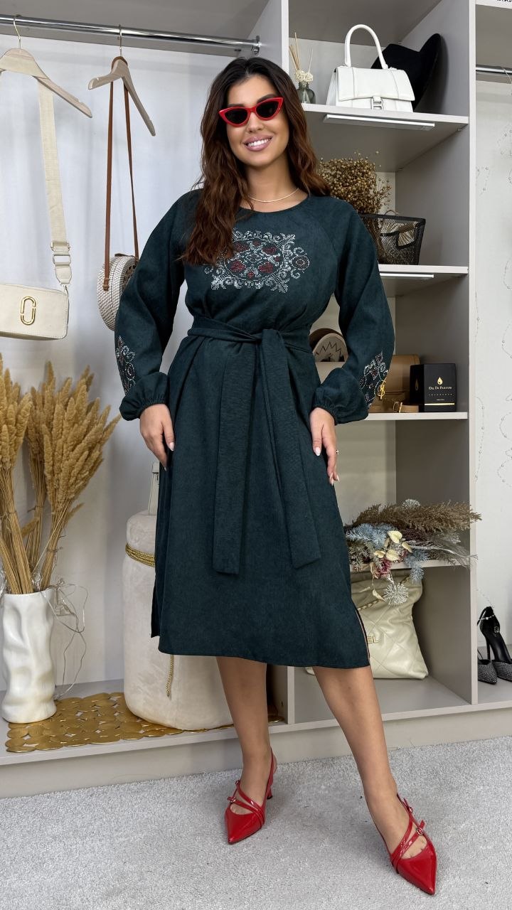 zhinocha-suknya-midi-z-ozdoblennyam-kamintsyamy-zelenogo-koloru-90466-na-538-green-1 Жіноча сукня міді з оздобленням камінцями зеленого кольору