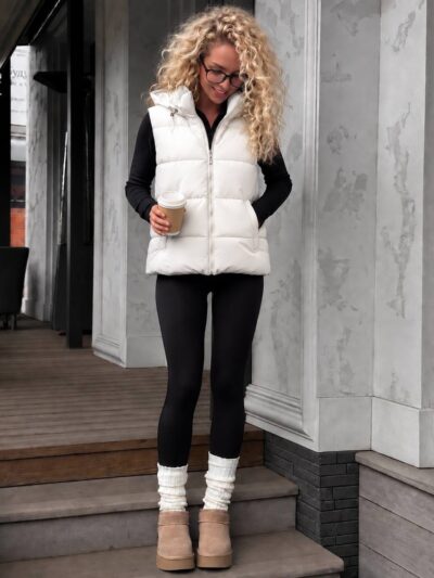 Жіноча утеплена безрукавка з капюшоном білого кольору