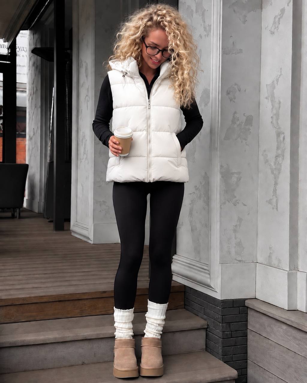 zhinocha-uteplena-bezrukavka-z-kapyushonom-bilogo-koloru-90273-vf-m550-white-1 Жіноча утеплена безрукавка з капюшоном білого кольору