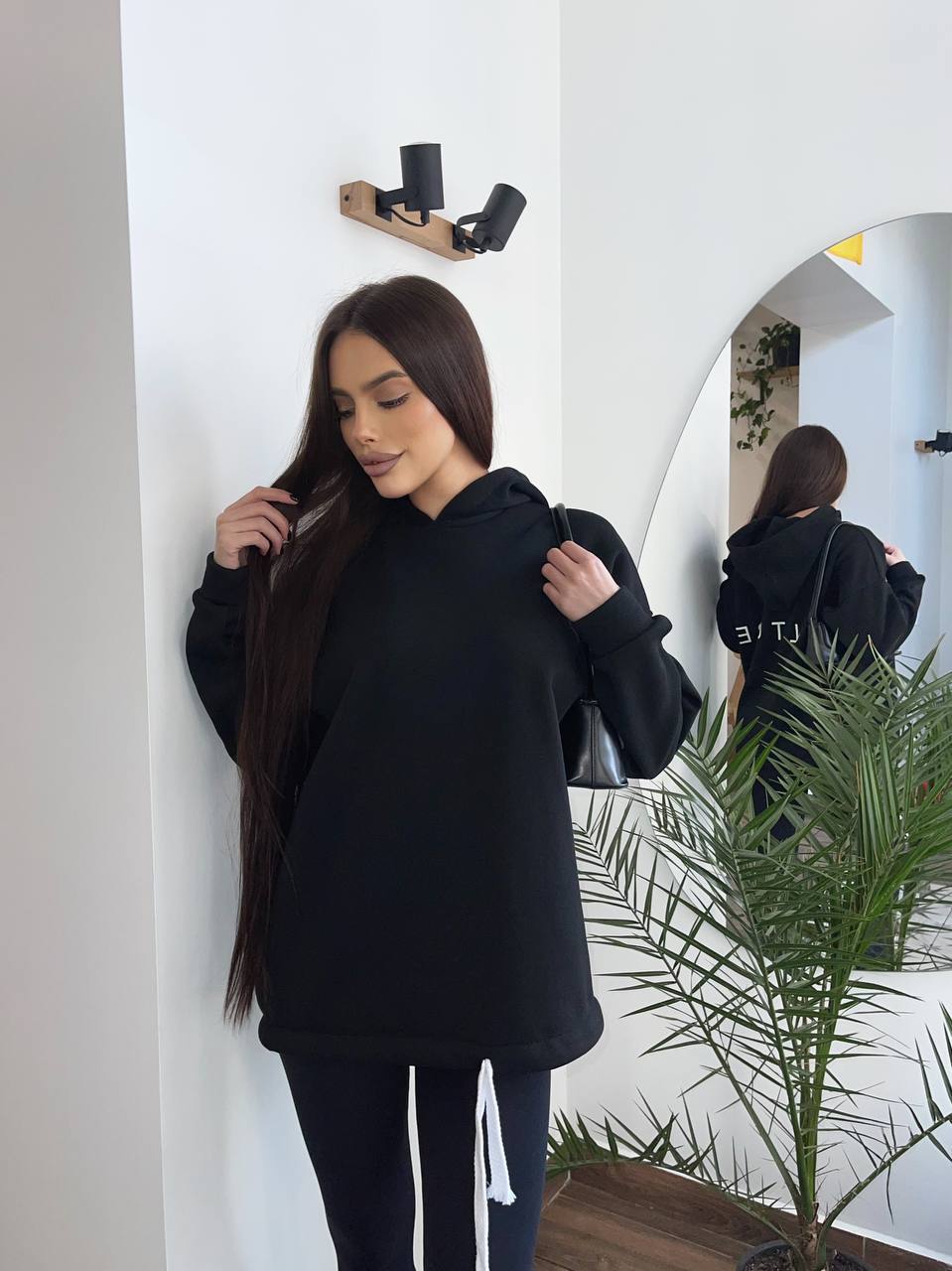 zhinoche-khudi-z-napysom-na-spyntsi-chornogo-koloru-90518-bbd-1378-black-1 Жіноче худі з написом на спинці чорного кольору