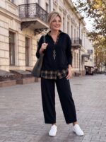 Жіночий костюм з клітинкою синього кольору