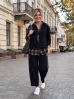 Жіночий костюм з клітинкою синього кольору