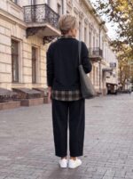 Жіночий костюм з клітинкою синього кольору