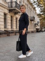 Жіночий костюм з клітинкою синього кольору