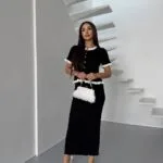 Жіночий костюм з контрастним оздобленням чорного кольору