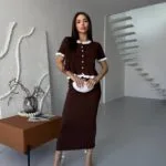 Жіночий костюм з контрастним оздобленням шоколадного кольору