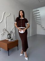 Жіночий костюм з контрастним оздобленням шоколадного кольору