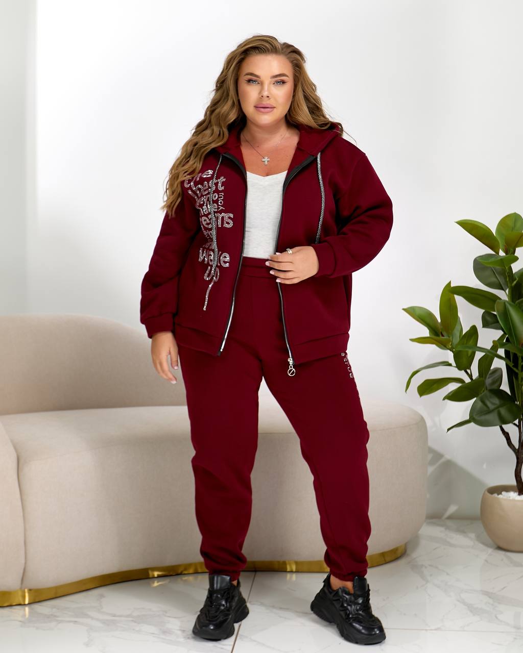 zhinochyj-kostyum-z-napysom-bordovogo-koloru-90535-vm-977-burgundy-1 Жіночий костюм з написом бордового кольору