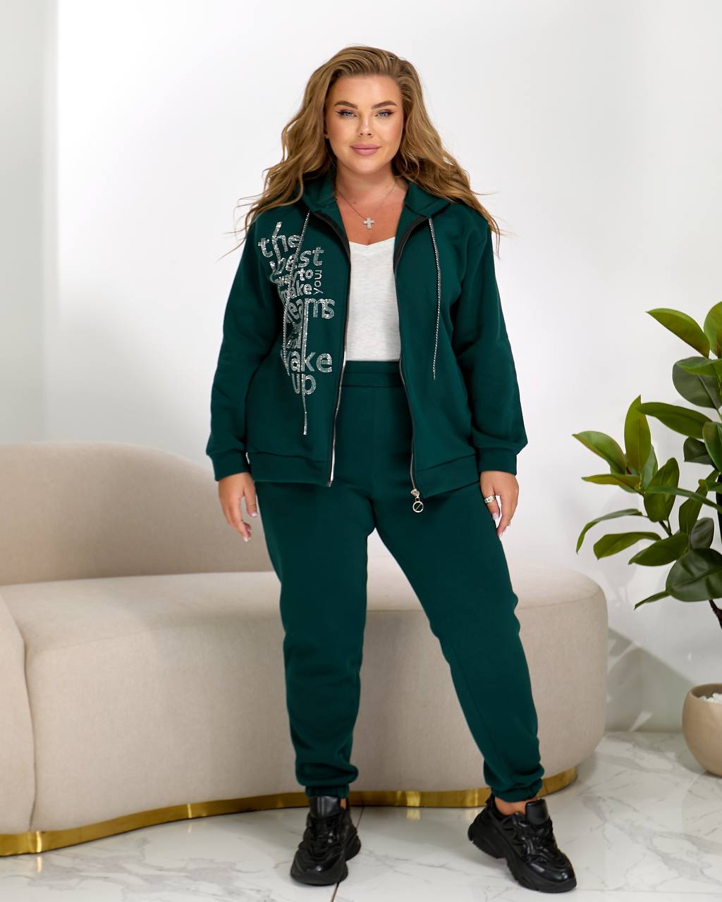 zhinochyj-kostyum-z-napysom-smaragdovogo-koloru-90538-vm-977-emerald-1 Жіночий костюм з написом смарагдового кольору