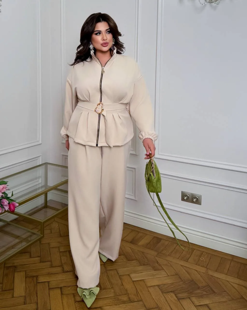 zhinochyj-kostyum-z-poyasom-bezhevogo-koloru-90474-sa-309-beige-1 Жіночий костюм з поясом бежевого кольору