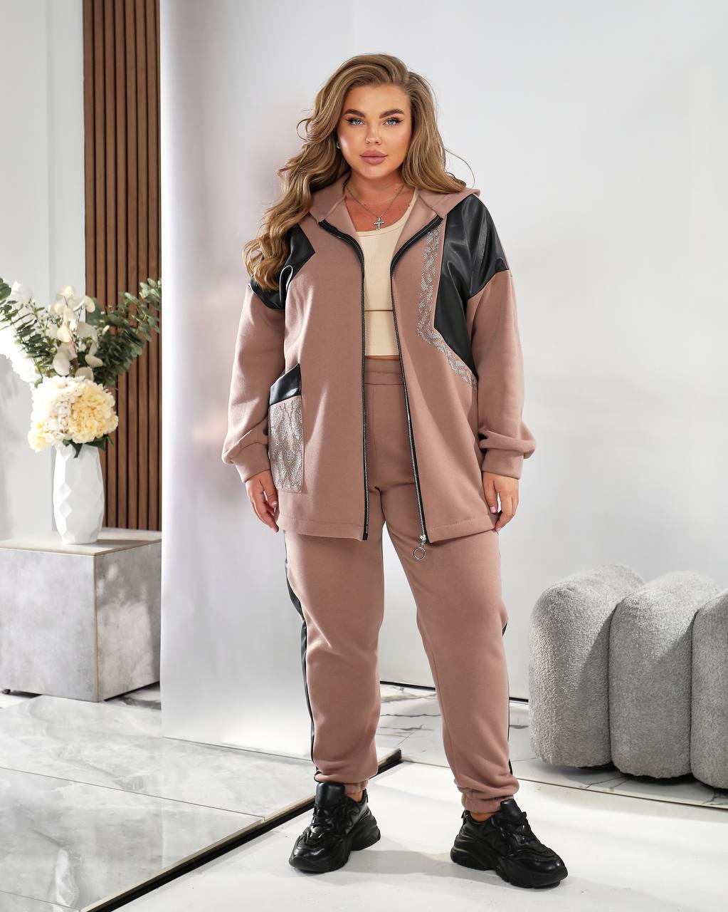 zhinochyj-progulyankovyj-kostyum-z-ekoshkiryanymy-vstavkamy-bezhevogo-koloru-90556-vm-631-beige-1 Жіночий прогулянковий костюм з екошкіряними вставками бежевого кольору