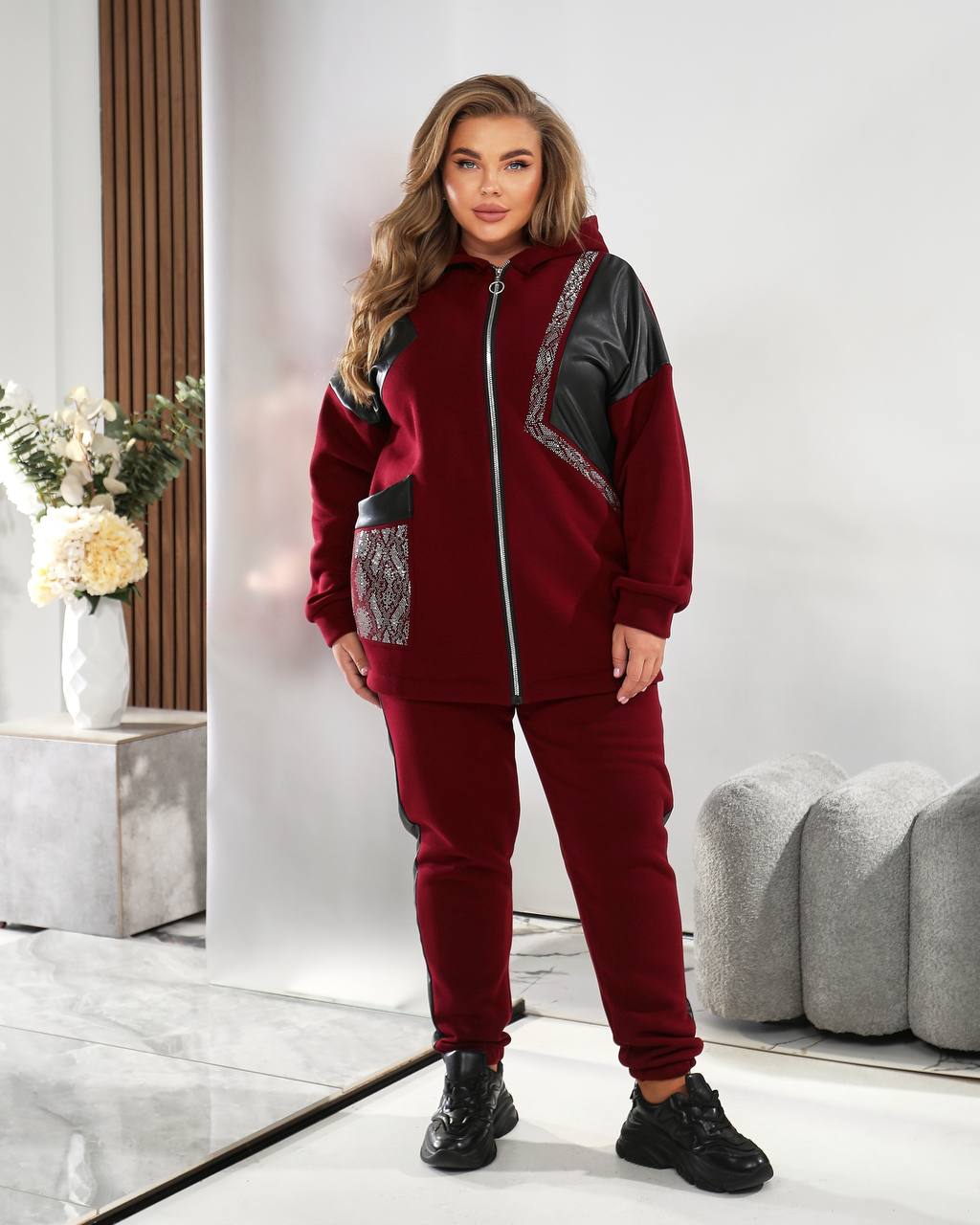 zhinochyj-progulyankovyj-kostyum-z-ekoshkiryanymy-vstavkamy-bordovogo-koloru-90555-vm-631-burgundy-1 Жіночий прогулянковий костюм з екошкіряними вставками бордового кольору