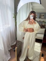 Жіночий сатиновий костюм з укороченим бомбером молочного кольору