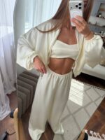 Жіночий сатиновий костюм з укороченим бомбером молочного кольору