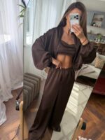 Жіночий сатиновий костюм з укороченим бомбером шоколадного кольору