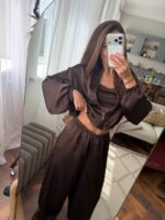 Жіночий сатиновий костюм з укороченим бомбером шоколадного кольору