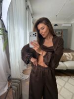 Жіночий сатиновий костюм з укороченим бомбером шоколадного кольору
