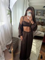 Жіночий сатиновий костюм з укороченим бомбером шоколадного кольору