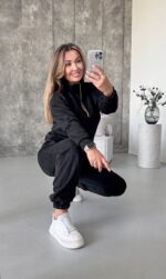 Жіночий спортивний костюм із блискавкою чорного кольору