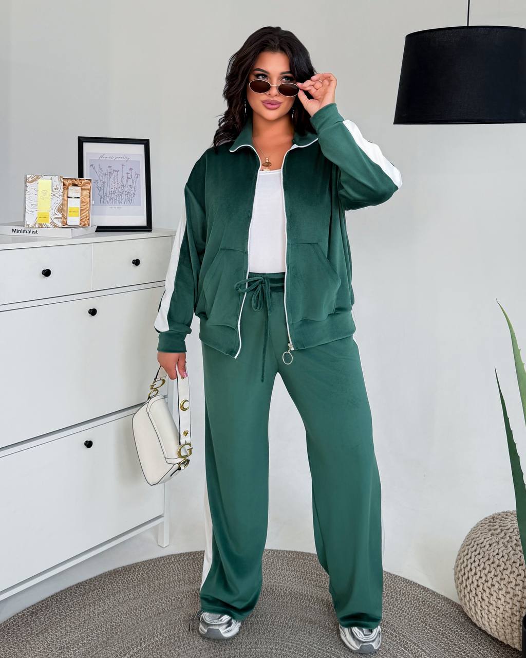 zhinochyj-sportyvnyj-kostyum-z-bilymy-lampasamy-zelenogo-koloru-90153-ss-237-green-1 Жіночий спортивний костюм з білими лампасами зеленого кольору