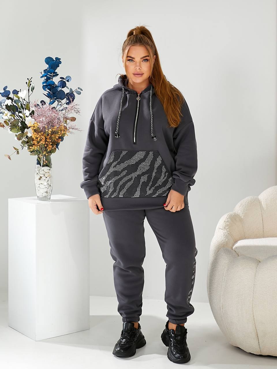 zhinochyj-sportyvnyj-kostyum-z-dekorom-zebra-grafitovogo-koloru-90544-vm-409-graphite-1 Жіночий спортивний костюм з декором зебра графітового кольору
