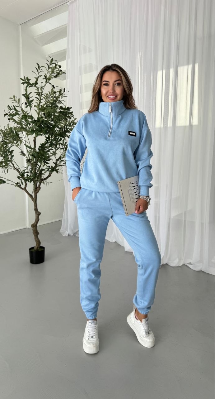 zhinochyj-sportyvnyj-kostyum-z-komirom-stijkoyu-blakytnogo-koloru-90392-mea-192-blue-1 Жіночий спортивний костюм з коміром-стійкою блакитного кольору