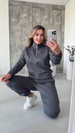 Жіночий спортивний костюм з коміром-стійкою графітового кольору