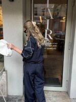 Жіночий спортивний костюм з контрастним кантом темно-синього кольору