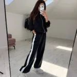 Жіночий спортивний костюм з лампасами чорного кольору