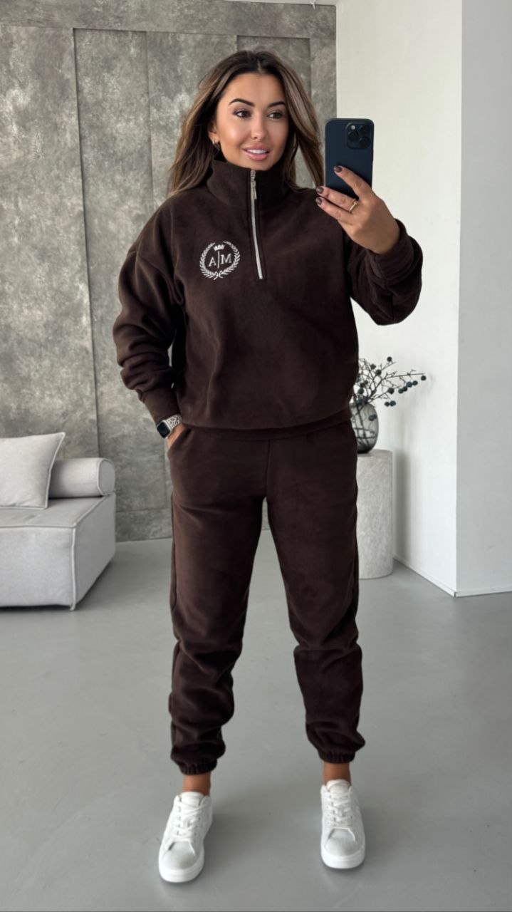 zhinochyj-sportyvnyj-kostyum-z-logotypom-shokoladnogo-koloru-90387-mea-222-chocolate-1 Жіночий спортивний костюм з логотипом шоколадного кольору
