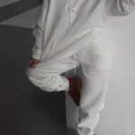 Жіночий спортивний костюм з написом молочного кольору