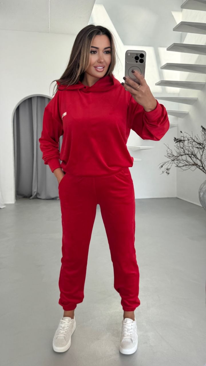 zhinochyj-velyurovyj-kostyum-z-kapyushonom-chervonogo-koloru-90425-mea-221-red-1 Жіночий велюровий костюм з капюшоном червоного кольору
