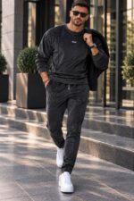 Чоловічий спортивний костюм з декоративними швами чорного кольору