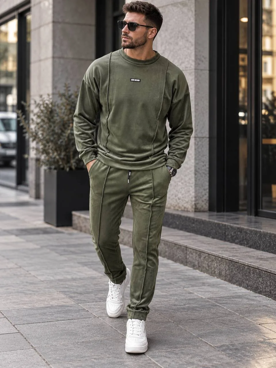 cholovichyj-sportyvnyj-kostyum-z-dekoratyvnymy-shvamy-khaki-koloru-90582-saf-761-khaki-1 Чоловічий спортивний костюм з декоративними швами хакі кольору