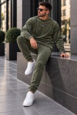 Чоловічий спортивний костюм з декоративними швами хакі кольору