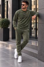 Чоловічий спортивний костюм з декоративними швами хакі кольору