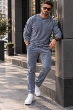 Чоловічий спортивний костюм з декоративними швами сірого кольору