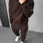 Чоловічий спортивний костюм з лампасами шоколадного кольору