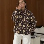 Жіноча фліска з квітковим принтом шоколадного кольору