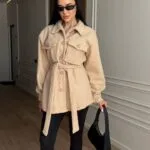 Жіноча сорочка з поясом бежевого кольору
