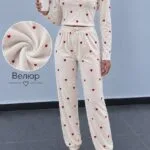 Жіноча велюрова піжама з сердечками молочного кольору
