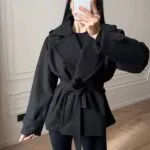 Жіноче утеплене пальто з поясом чорного кольору