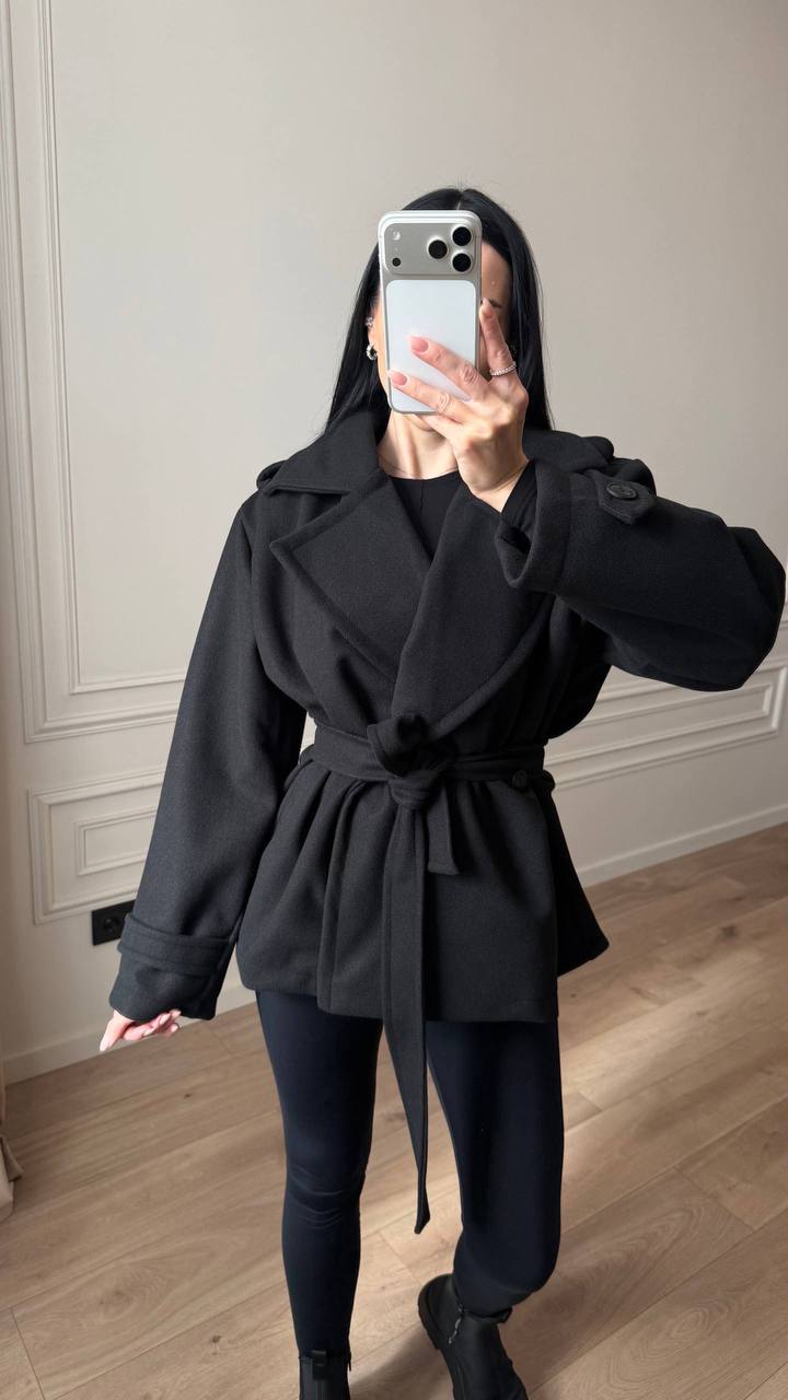 zhinoche-uteplene-palto-z-poyasom-chornogo-koloru-90869-mmi-406-black-1 Жіноче утеплене пальто з поясом чорного кольору