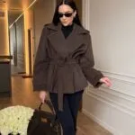 Жіноче утеплене пальто з поясом шоколадного кольору