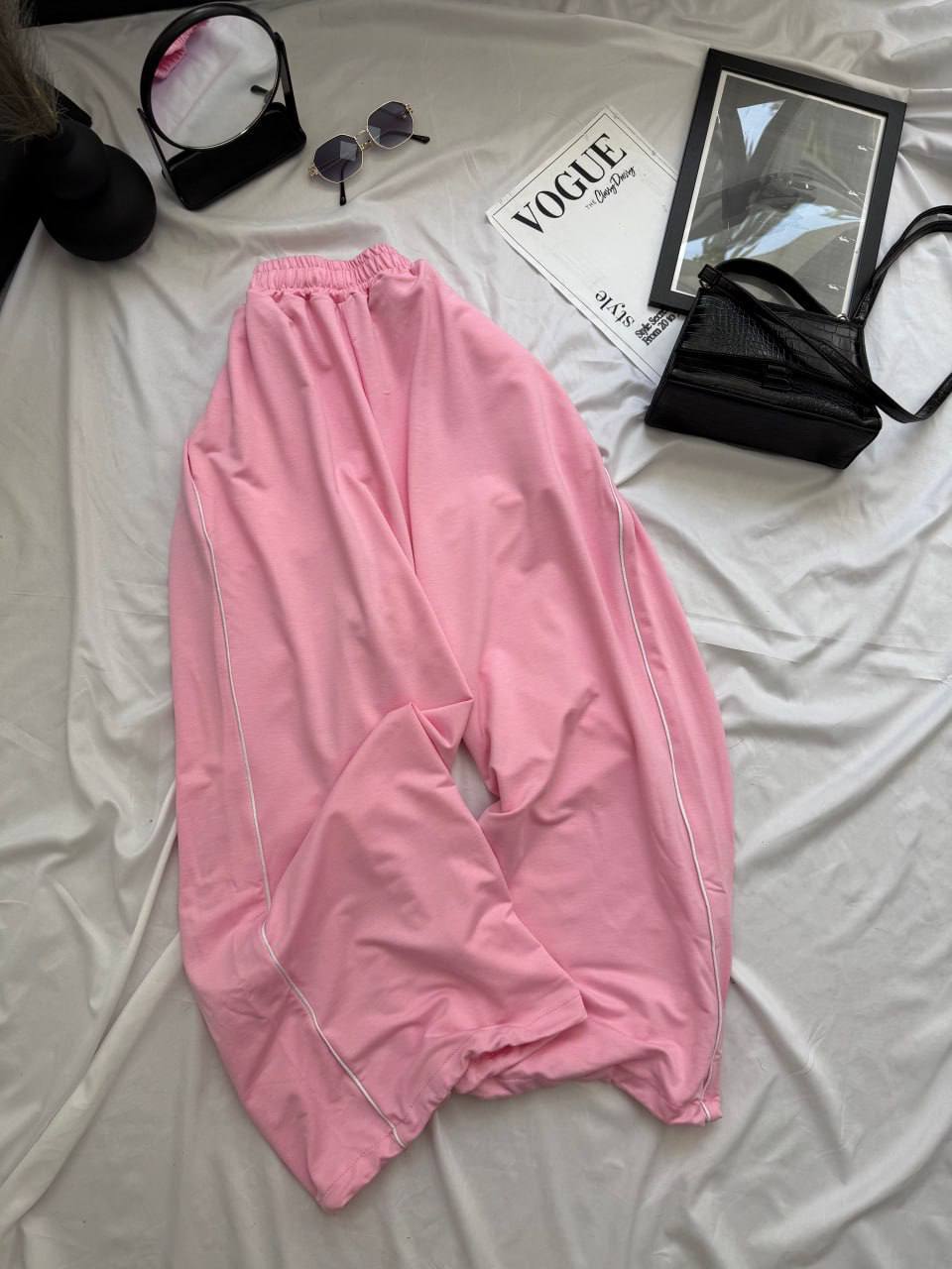zhinochi-shtany-oversajz-z-lampasamy-rozhevogo-koloru-90927-sc-6046-pink-1 Жіночі штани оверсайз з лампасами рожевого кольору